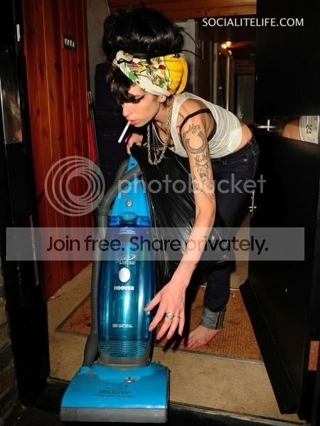amy-winehouse-cleans-vacuum-052908-.jpg