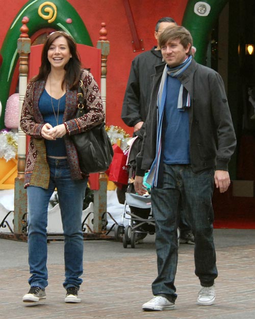 alyson-hannigan-tom-lenk-walking-street-paparazzi-mq-01.jpg