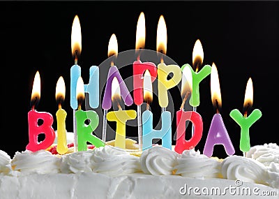 velas-do-feliz-aniversario-em-um-bolo-15170217.jpg